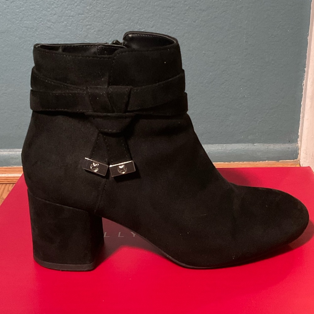 Women’s size 7 black microsuede heeled boot